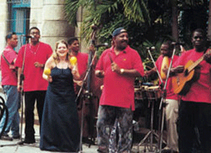 Jill Mintz '01 joins the musicians in a square in Old Havana.