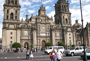 Kirsten Hiemstra and Patrick Flood tour Mexico City.  